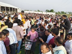 मेरठ: अतुल प्रधान ने लगभग 1,000 छात्राओं को साइकिल बांटी, भाजपा पर तंज