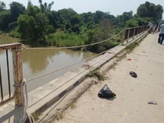 रायबरेली: सई नदी में चीनी से लदा तेज रफ्तार ट्रक गिरा, चालक बचा