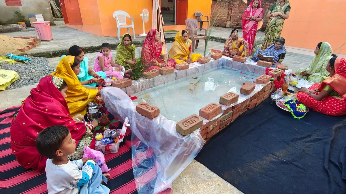 सोनभद्र बीजपुर: 24 घंटे निर्जला व्रत में महिलाओं ने जीमूतवाहन की पूजा