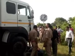 उन्नाव: मौरंग लदा डंपर ने बाइक सवार पिता को कुचला, 21 वर्षीय बेटी गंभीर