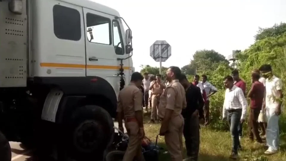 उन्नाव: मौरंग लदा डंपर ने बाइक सवार पिता को कुचला, 21 वर्षीय बेटी गंभीर