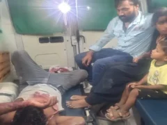 हापुड़: ऑटो चालक ने दंपती को लाठी-डंडों से पीटा, महिला गंभीर, ऑटो लेकर फरार