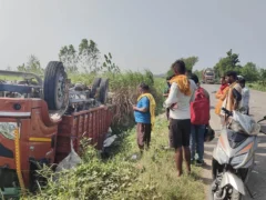 हापुड़: किताबों से भरा कैंटर पुल से उतरकर खाई में पलटा, चालक व क्लीनर जख्मी