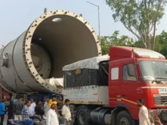 गाज़ीपुर: 308 पहियों वाला 200-ton बॉयलर ट्रक बिरनो टोल पर रुका, आगे का रास्ता चुनौतिपूर्ण