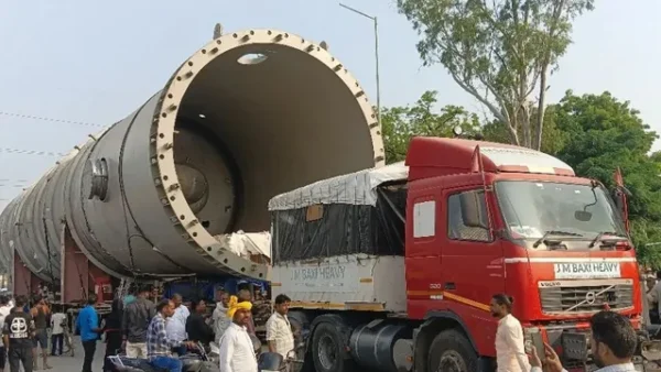 गाज़ीपुर: 308 पहियों वाला 200-ton बॉयलर ट्रक बिरनो टोल पर रुका, आगे का रास्ता चुनौतिपूर्ण