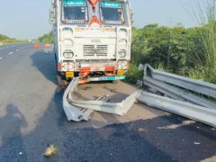 आगरा: एक्सप्रेस-वे पर कार बचाते ट्रक बैरियर से टकराया, चालक बचा