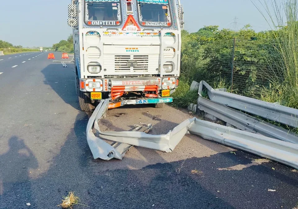 आगरा: एक्सप्रेस-वे पर कार बचाते ट्रक बैरियर से टकराया, चालक बचा