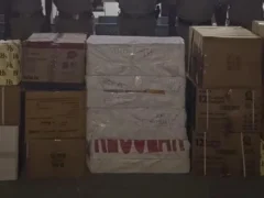 एटा: पुलिस छापे पर भागा पटाखा कारोबारी, 21 कार्टून पटाखे बरामद