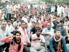 गोंडा: निजी लाइनमैन की करंट से मौत, ग्रामीणों ने शव रखकर मार्ग जाम किया