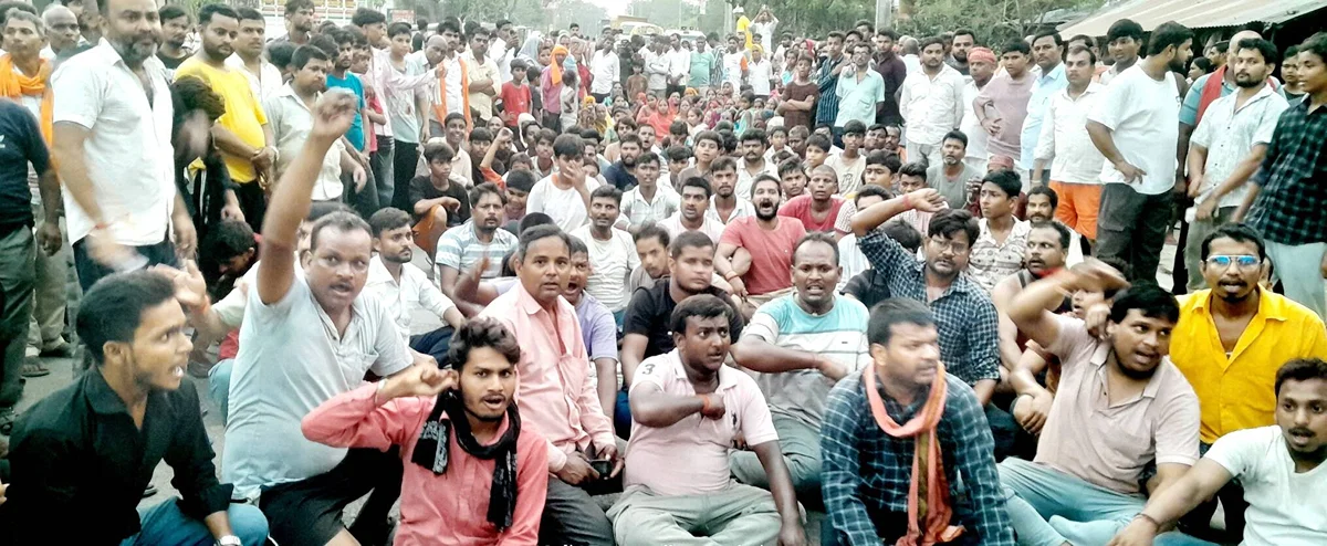 गोंडा: निजी लाइनमैन की करंट से मौत, ग्रामीणों ने शव रखकर मार्ग जाम किया