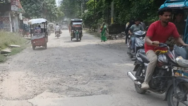 फतेहपुर: नवरात्र में 100 से अधिक पंडाल, गड्ढों-गिट्टियों से श्रद्धालुओं को दिक्कत