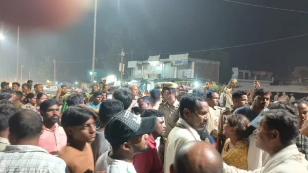बहराइच: 20 वर्षीय कुलदीप की मौत पर ग्रामीणों ने हाईवे जाम कर किया प्रदर्शन