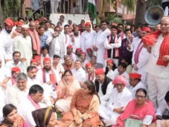 बिजनौर: सपा कार्यकर्ताओं ने पैदल मार्च कर विकास भवन पर धरना