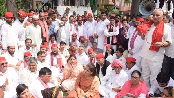 बिजनौर: सपा कार्यकर्ताओं ने पैदल मार्च कर विकास भवन पर धरना