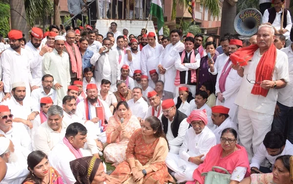 बिजनौर: सपा कार्यकर्ताओं ने पैदल मार्च कर विकास भवन पर धरना