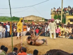 मिर्ज़ापुर: गोबरदहां दंगल में चीनी पहलवान ने जीती 11 हजार रुपये की आखिरी कुश्ती