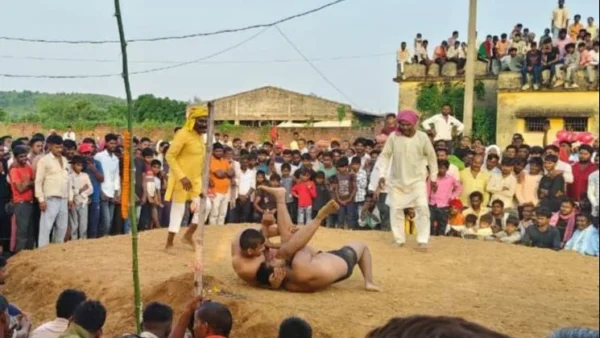 मिर्ज़ापुर: गोबरदहां दंगल में चीनी पहलवान ने जीती 11 हजार रुपये की आखिरी कुश्ती