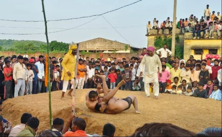 मिर्ज़ापुर: गोबरदहां दंगल में चीनी पहलवान ने जीती 11 हजार रुपये की आखिरी कुश्ती