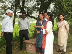 मुज़फ्फरनगर: हैदरपुर वेटलैंड में जलकुंभी से टोकरी, बैग और पर्स बनेंगे
